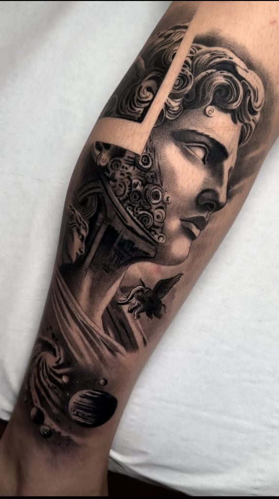 Tatuaje realista de busto clásico con engranajes visibles