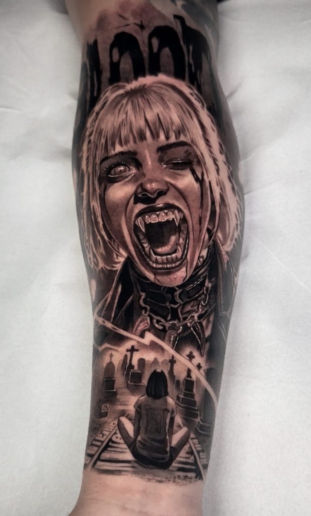 Tatuaje de mujer vampiro gritando con cementerio de fondo