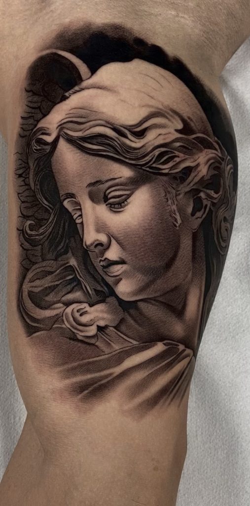 Tatuaje realista de una mujer con expresión serena y estilo renacentista