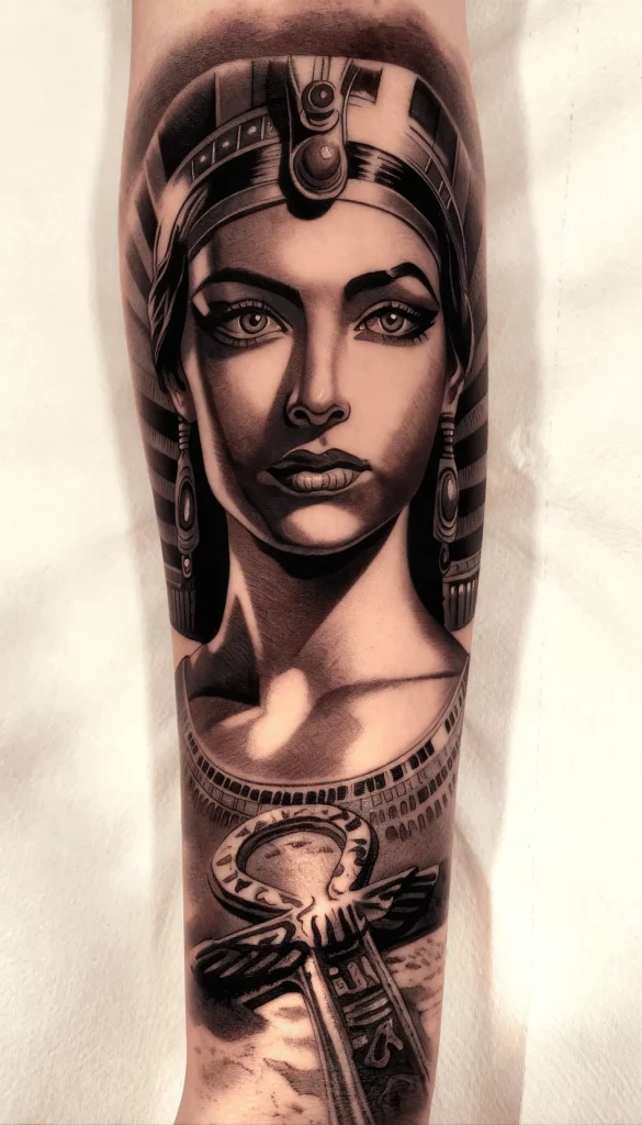 Tatuaje realista de mujer con tocado egipcio y símbolo anj