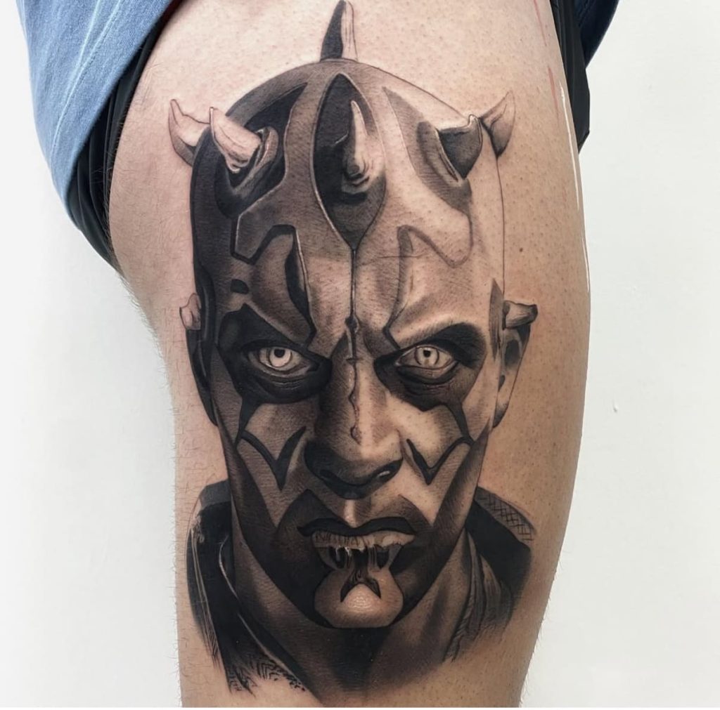 Tatuaje realista de personaje ficticio con expresión intensa